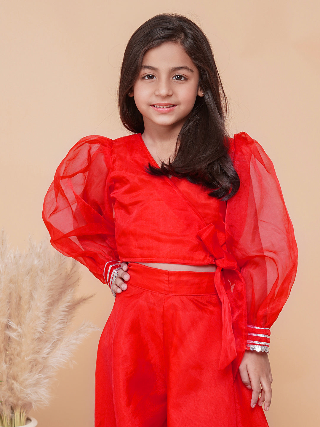 Erkaklar gey porno bilan zavqlanishadi Och va yaxshi ovqatlangan mushuk